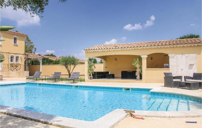 Nice home in Rochefort du Gard with 4 Bedrooms, WiFi and Outdoor swimming pool