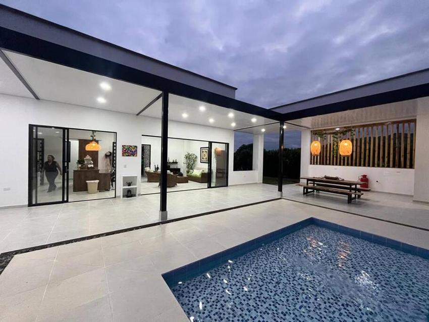 Villa privada con piscina, rodeada de naturaleza