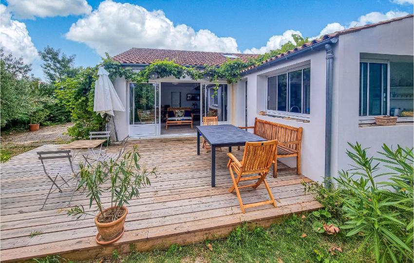 Awesome home in Bourcefranc-le-Chapus with WiFi and 5 Bedrooms