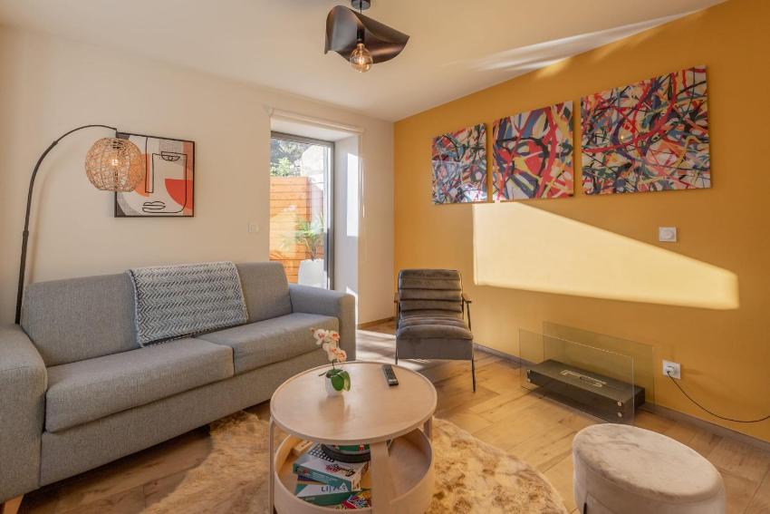 Spacious house with parking and terrace near the lake