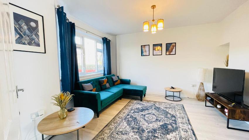 Gorgeous 3 Bed House - Close to City Center - Free Parking for Multiple Vehicles - WorkSpace - Desk & Monitor