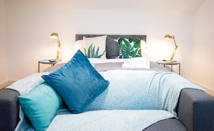 House near the river in Wallasey - 6 En-Suites Book an ensuite or studio or whole house - Nr Wirral Waters - Parking - Sleeps 1 to 12