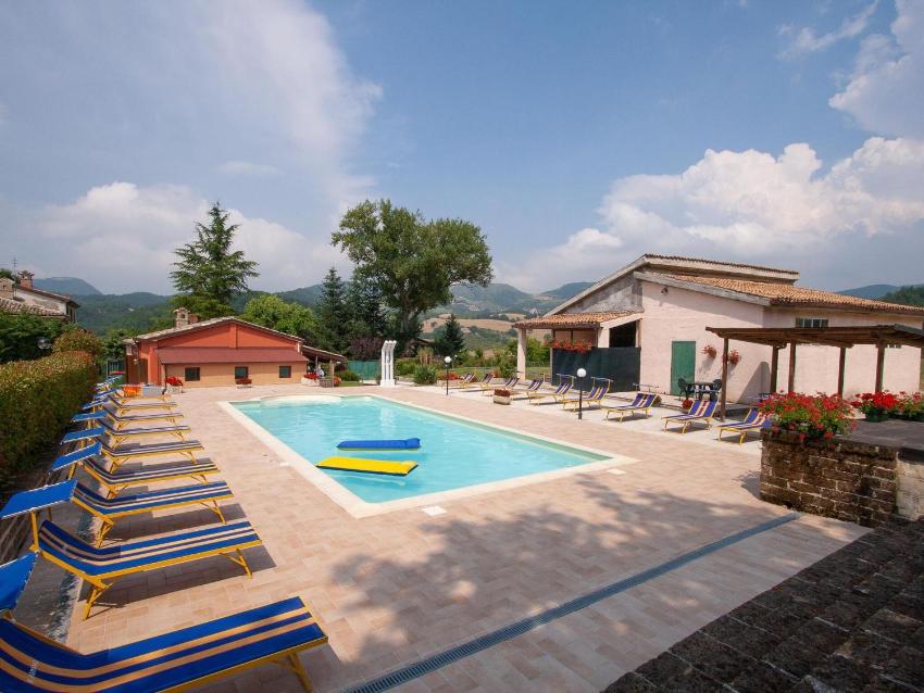 Attractive holiday home in Urbania with bubble bath