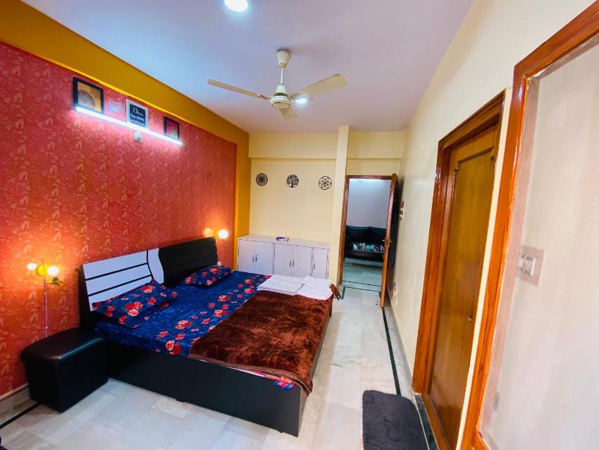 Lovely Flat in High Rise Society with 24X7 Security & lift, near to Temples and Ghats