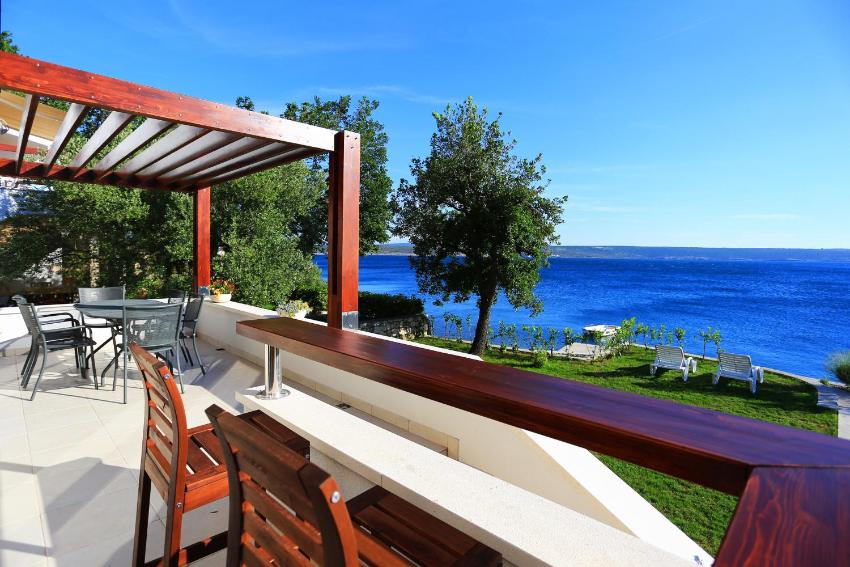 Seaview & Beachfront villa Nikola