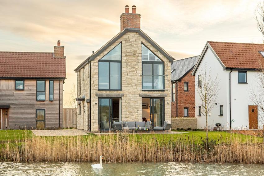 Lakeside property with spa access on a nature reserve Grays Cottage WI24