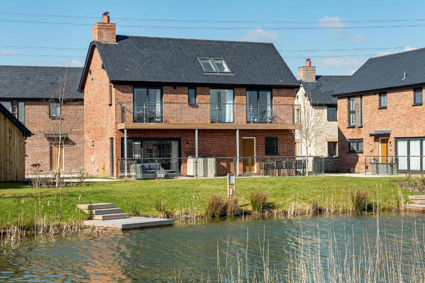 Lakeside family friendly property OI23