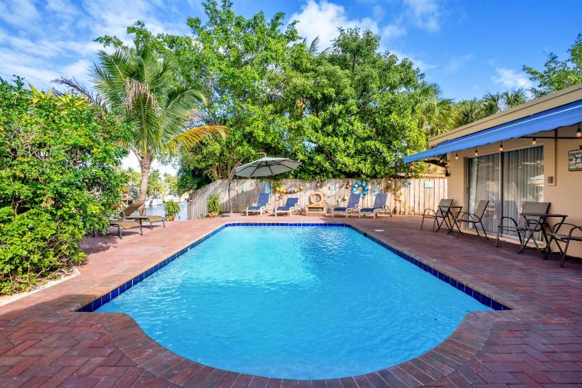 Near beach, spacious 4bd, pool/waterfront home.