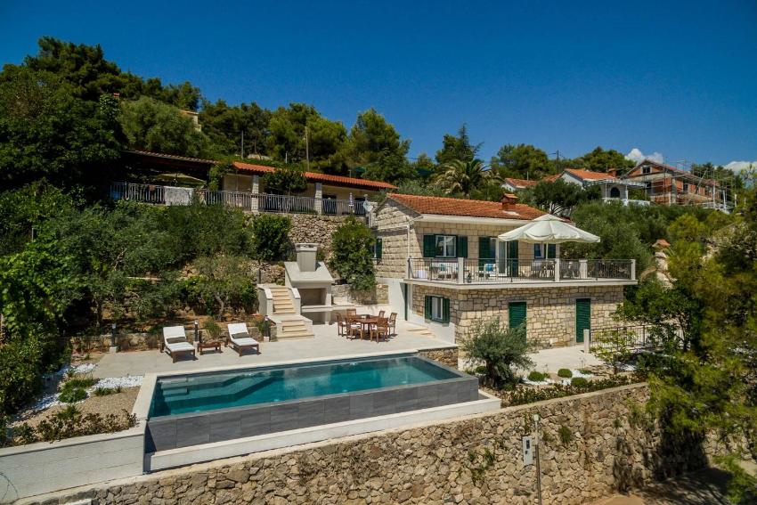 Villa Turquoise Waterfront A Beautiful 3 Bedroom Villa A Stones throw to the Beach