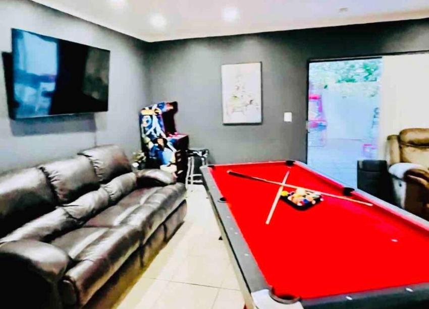 Artsy TownHome*2 King Beds*Jacuzzi* MIN FRM BEACH!