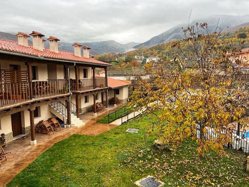 APARTAMENTOS RURALES DOÑA JIMENA DEL AMBROZ 4 Estrellas complejo único en el centro del pueblo