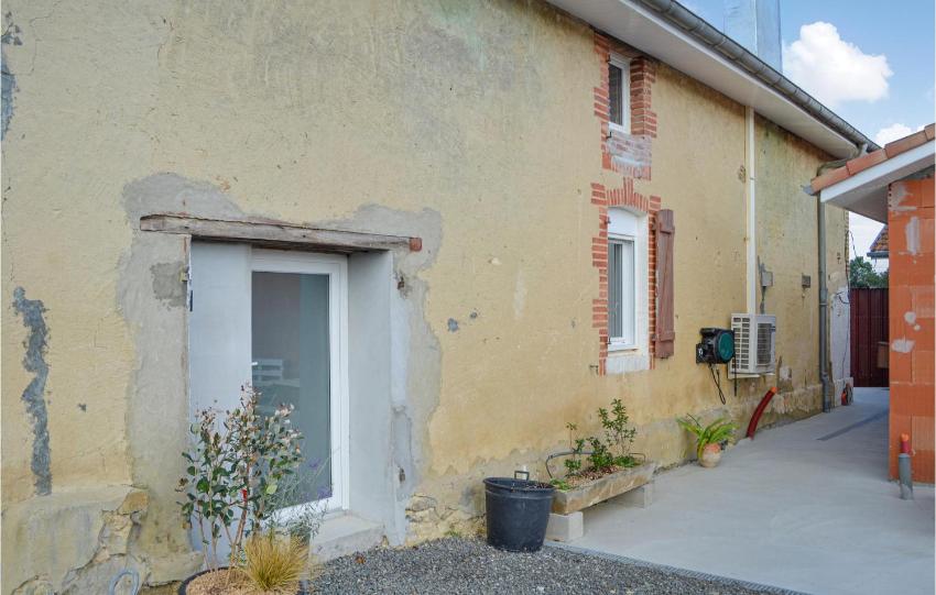 Stunning home in Pouillon with WiFi and 2 Bedrooms