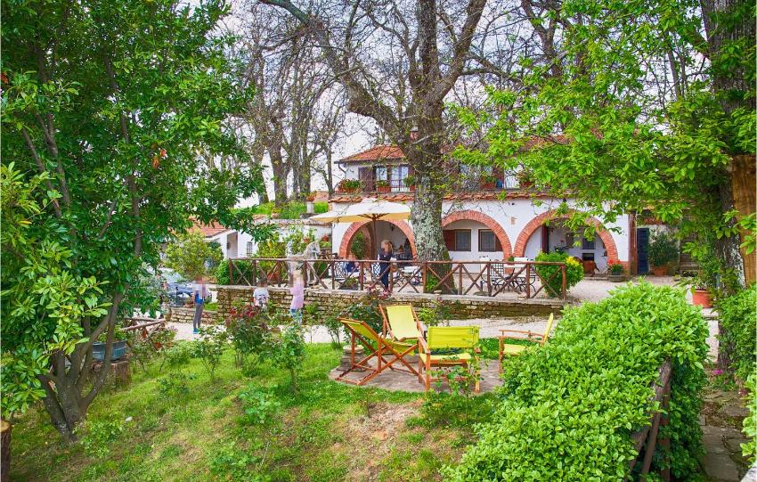 Stunning home in Caprarola with Jacuzzi, 6 Bedrooms and WiFi