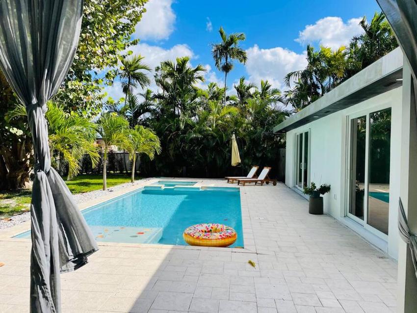 Zen Style Villa with pool, riverfront & fast wifi