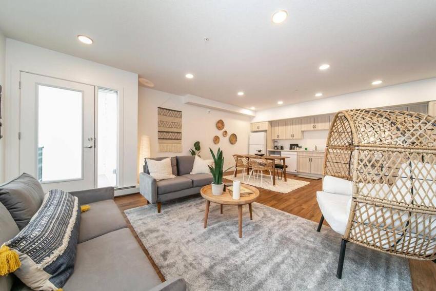 Bali Vibes Suite, Secure UG Parking, 5 min to DT & Rogers Place, Long Stays, Fast WiFi