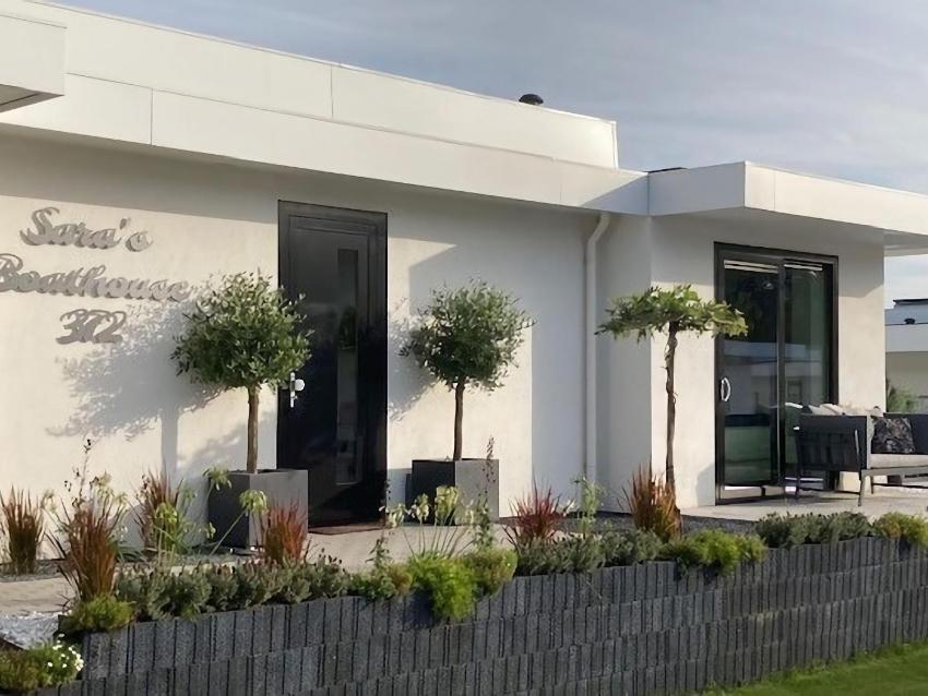 Holiday villa for 6 p with garden on the water in green surroundings near Harderwijk