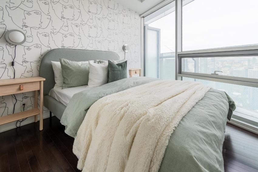 Downtown Toronto Condo Step to CN Tower ,Scotiabank Arena .Union Station