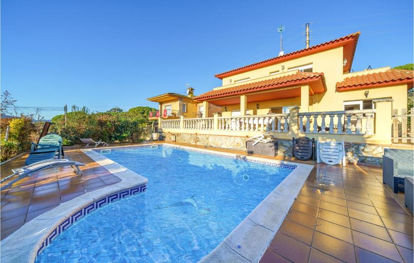 Amazing home in Barcelona with WiFi, Swimming pool and 4 Bedrooms