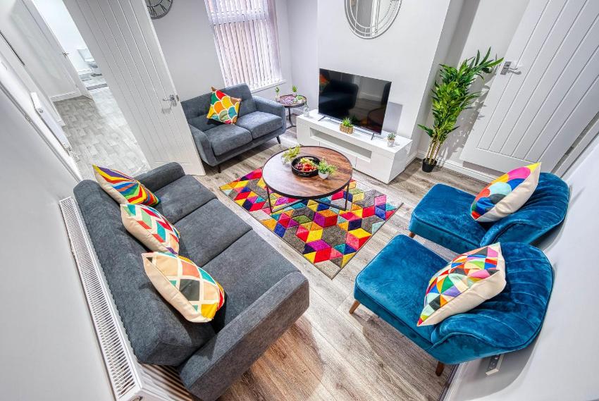 Xclusive Living 3 Bedroom Luxury House with Free WiFi, Netflix, Parking, Sleeps 5, Ideal for Families, Contractors & Corporates Near Sparkhill Park on Madeley Road