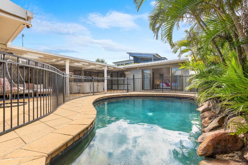 Seaside Escape, Warana