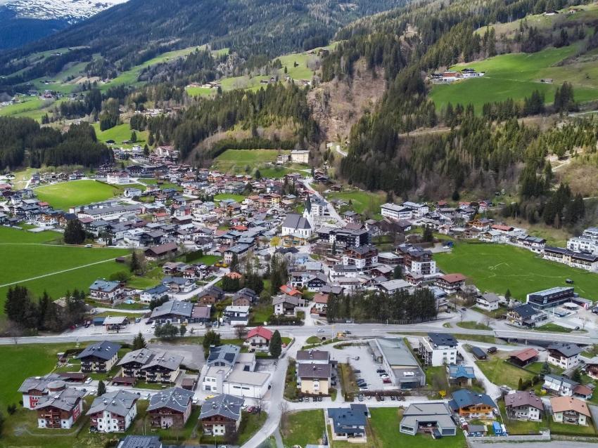 Majestic Home in Neukirchen am Großvenediger with Balcony