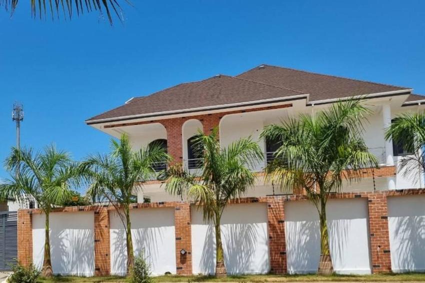 Beautiful home with private rooms