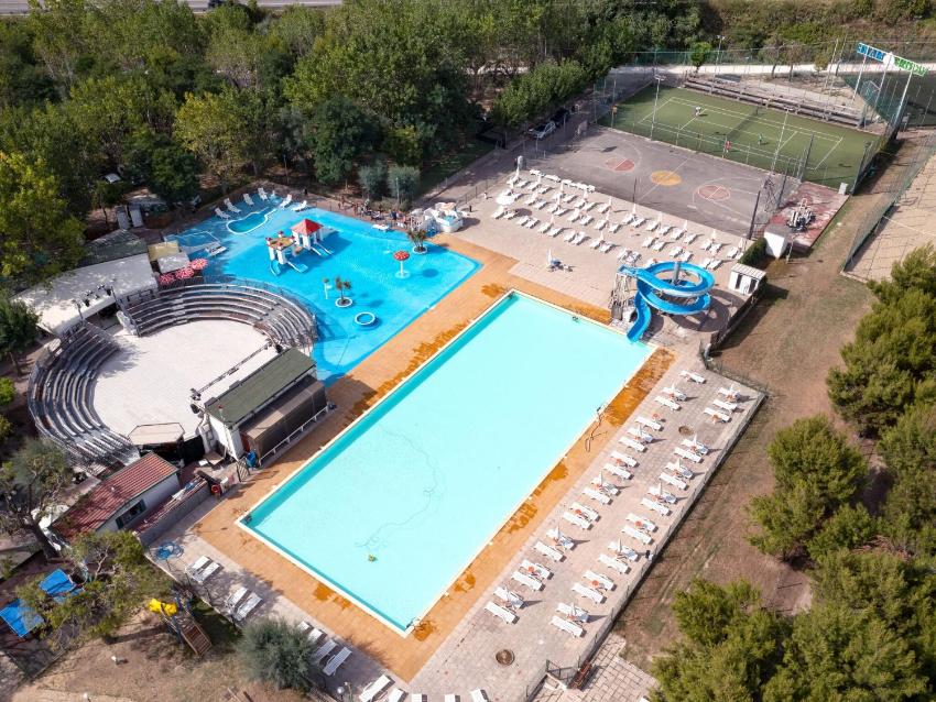 Amazing holiday home in Fermo with bubble bath