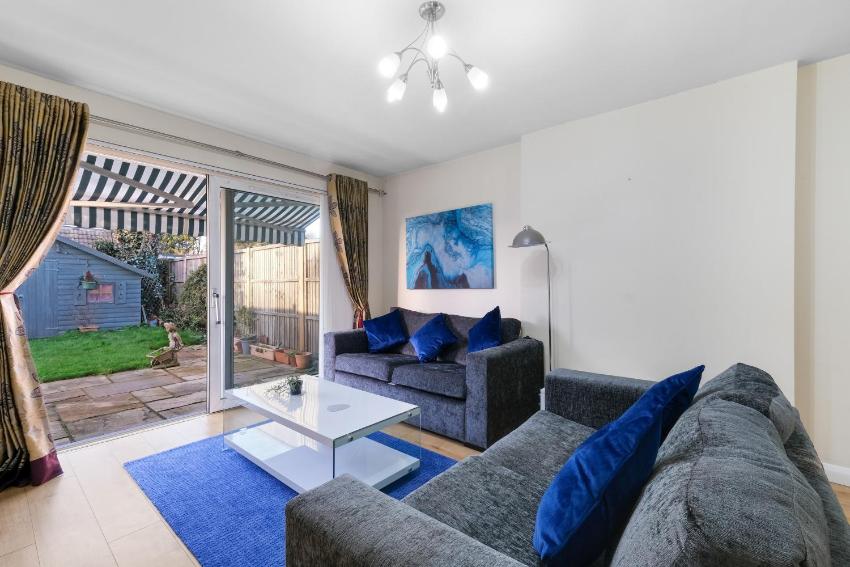 Cadwell Serviced 4 Bedroom House with Parking Maidenhead by 360Stays