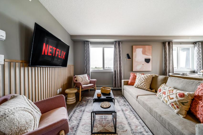 Peaceful Oasis Condo, Top Floor, Secure UG Parking, Balcony, King Bed!