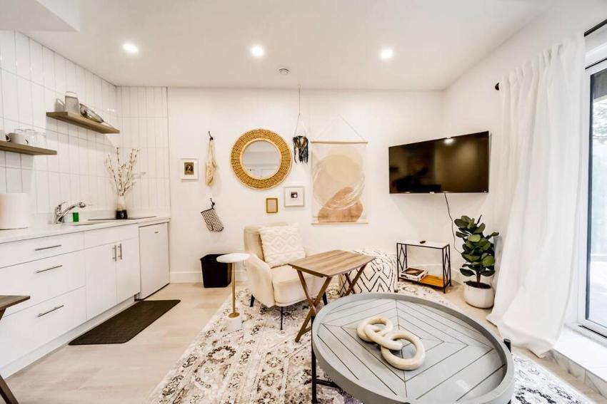 The Nook & Cranny Bsmt Suite, Near WEM & DT, Fast WiFi! Sleeps 4