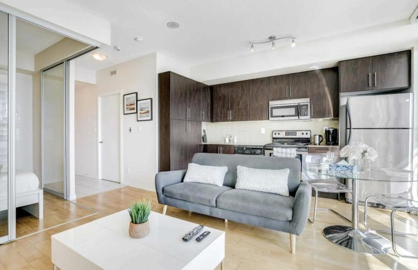Heart Of Downtown Condo Close To CN Tower