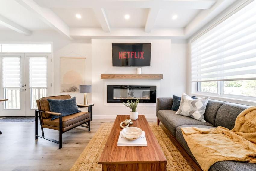 Modern Nordic Escape, 3BR Near WEM & DT, Fireplace, Wifi, Sleeps 6!