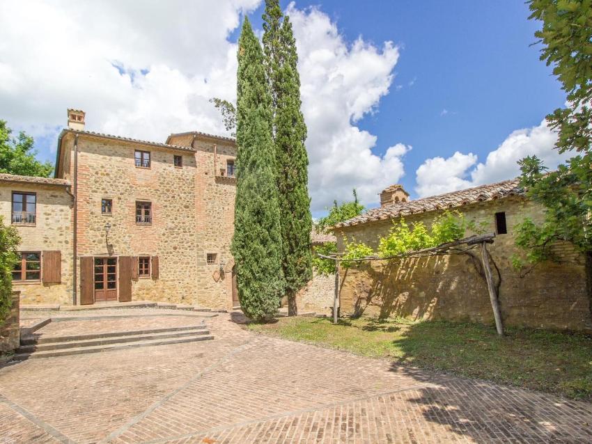 Elegant Holiday Home between Umbria and Tuscany
