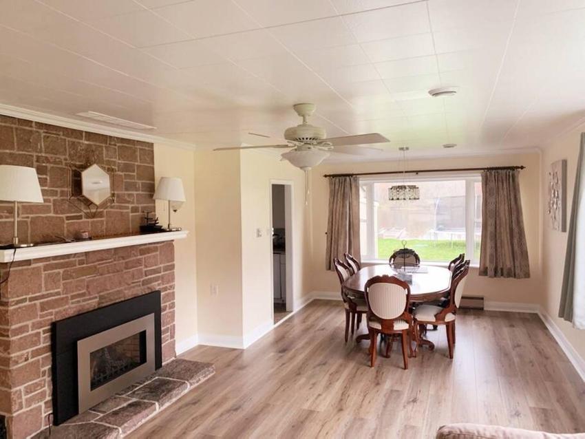 Pines Bay Waterfront cottage with Hot tub!