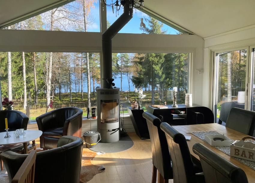 Lovely holiday home with its own lake plot and panoramic view of Rasjon