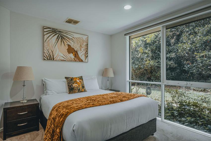 Generous 3-Bed Townhouse near Shops