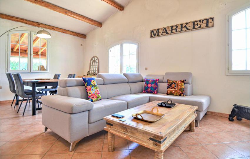 Nice home in Pierrelatte with 4 Bedrooms, WiFi and Outdoor swimming pool