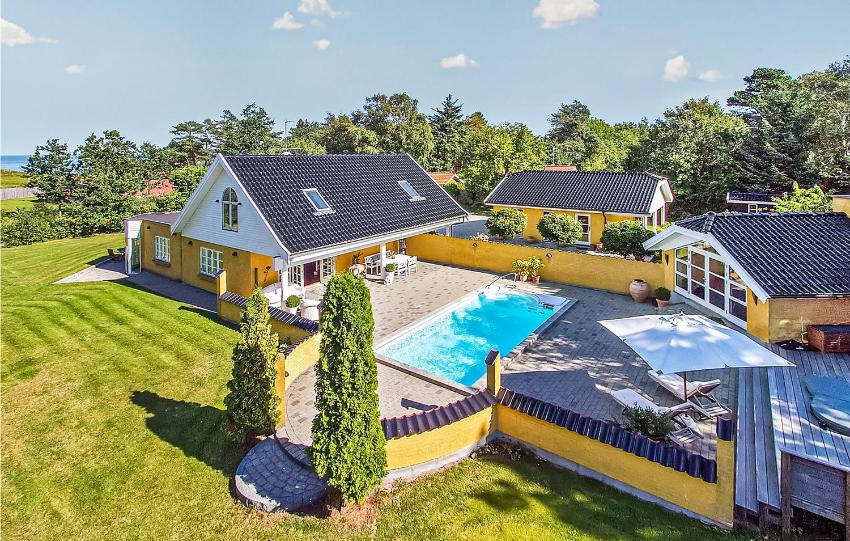 Stunning home in Gilleleje with 4 Bedrooms, Outdoor swimming pool and Heated swimming pool