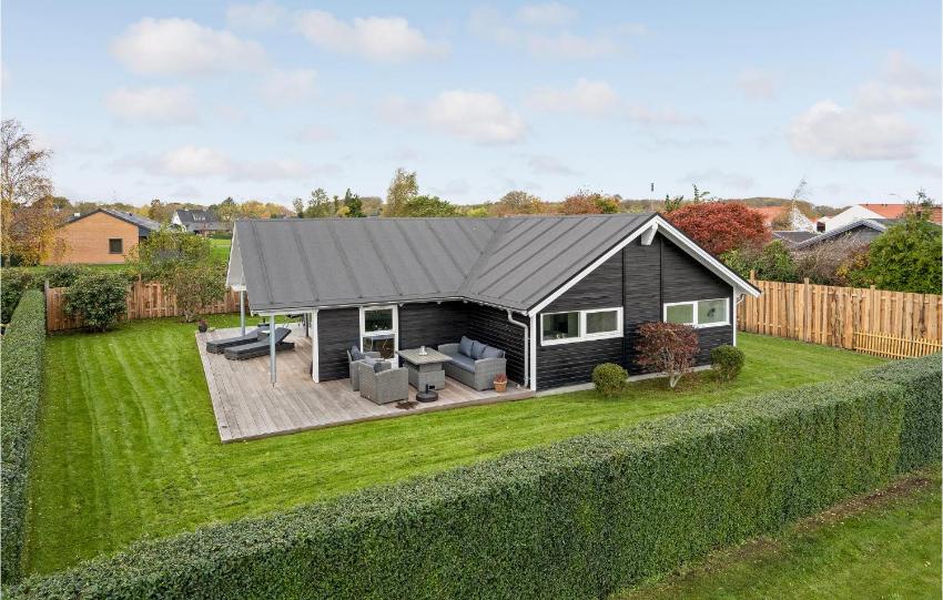 Stunning home in Juelsminde with WiFi, 2 Bedrooms and Sauna