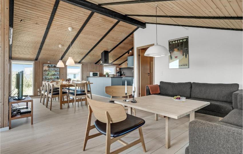 Stunning home in Hvide Sande with Sauna, 4 Bedrooms and WiFi