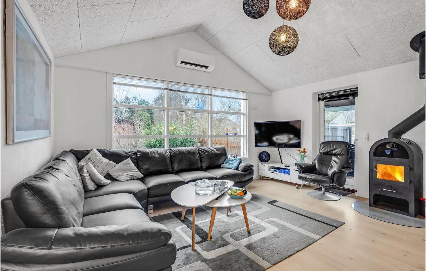 Nice home in Rdby with 3 Bedrooms, Sauna and WiFi