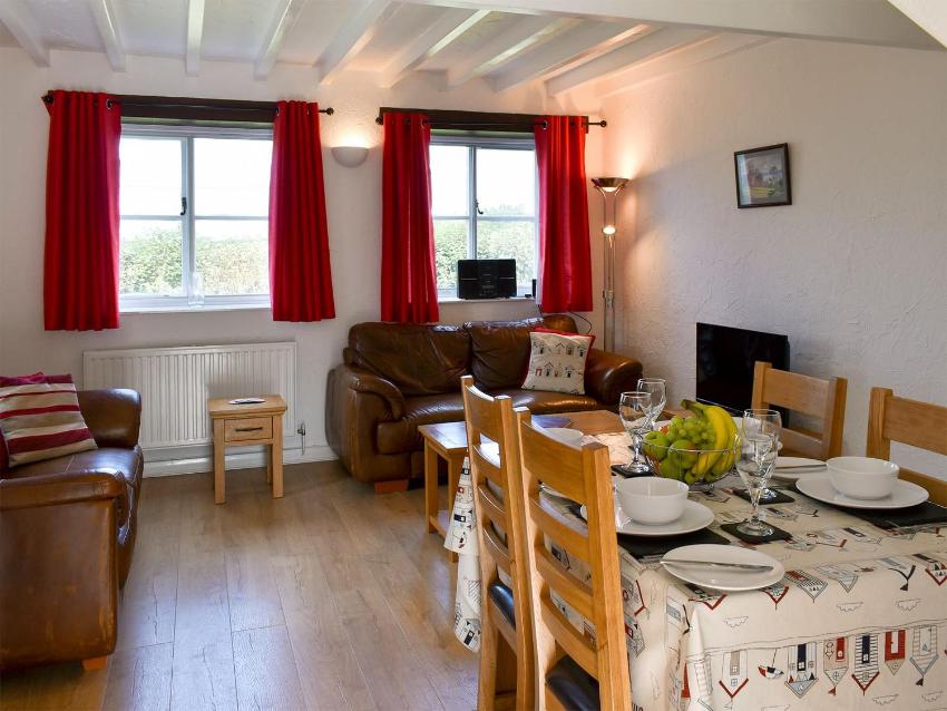 Gamekeeper's Cottage - UKC4120