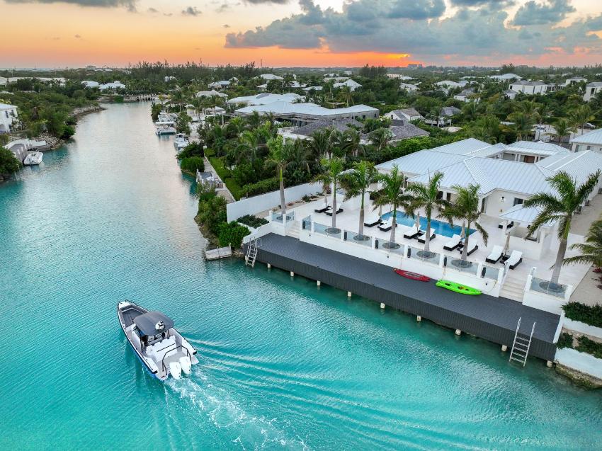 Beautiful 5 BD Sunset Bay Villa