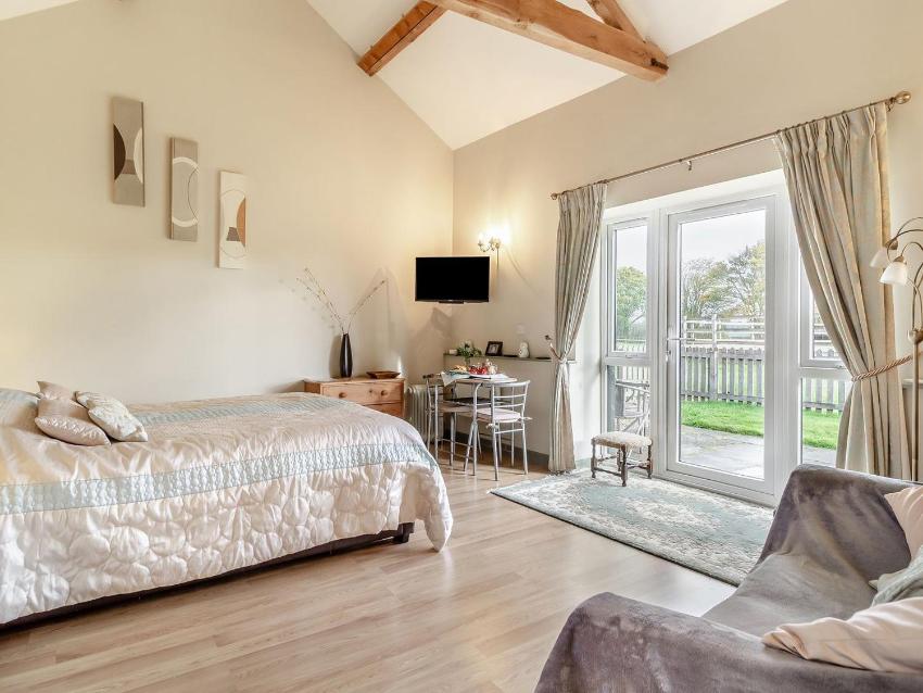 UK41444 - Tawny Owl Barn