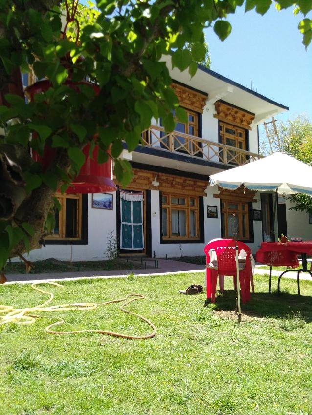 LIMOSA GUEST HOUSE & APARTMENT