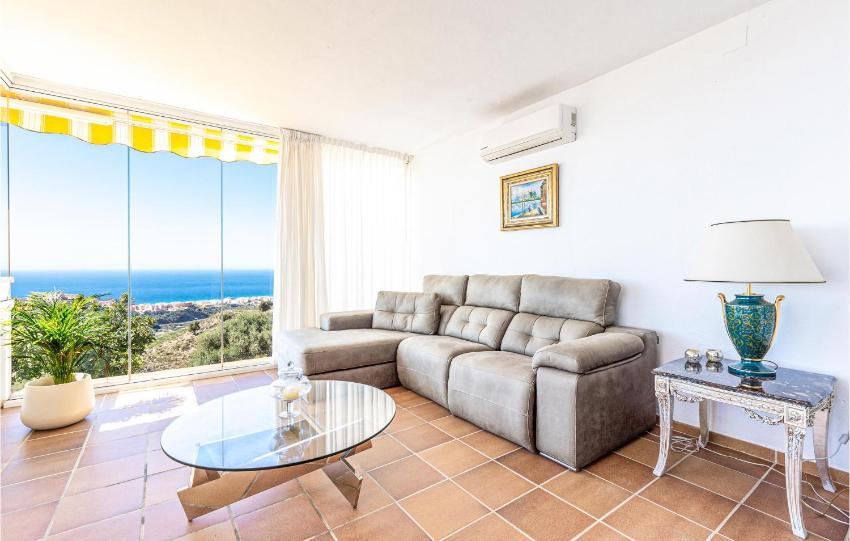 Beautiful apartment in Rincón de la Victoria with Outdoor swimming pool, WiFi and 3 Bedrooms