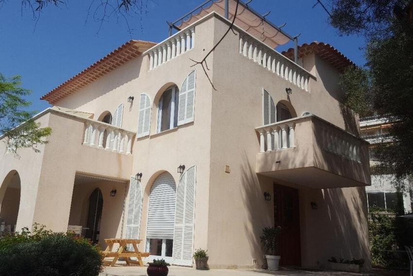 "Villa "Les Oliviers" garden air conditioning city center"