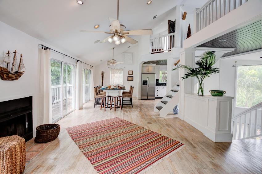 Beach Cottage, Steps to the Beach. Pet friendly. King Bed.