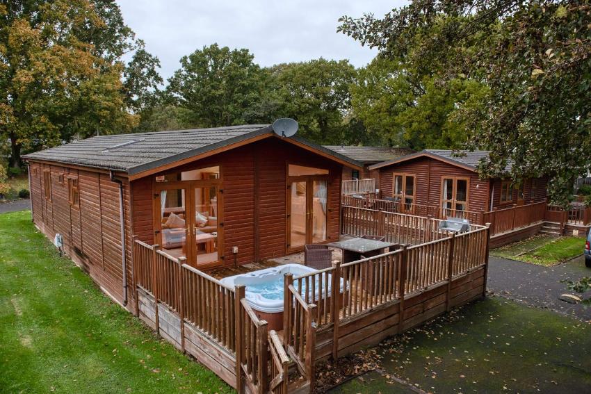 The Meadows Hot Tub Country Lodge