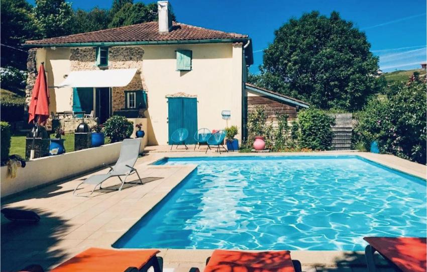 Beautiful home in Hasparren with Outdoor swimming pool, WiFi and Private swimming pool